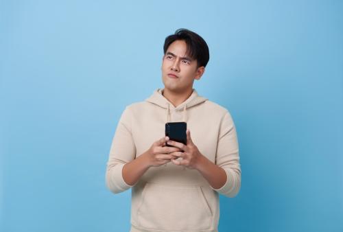 親が高齢で、15年以内には4000万円ほど相続する可能性があります。今は住宅ローンや教育費で家計に余裕がないのですが、将来相続できるなら、今は無理に貯金しなくても大丈夫でしょうか？