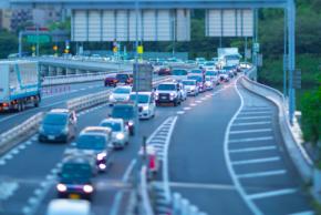 毎日“高速道路通勤”で「月4万8000円」かかる夫。同僚に「平日朝夕割引なら半額になる」と言われたそうですが、年間なら“28万8000円”…本当にそこまで安くなりますか? 必要な“事前登録”を確認