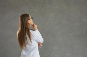 パートナーと事実婚を続けるか、正式に結婚するか迷っています。老後の年金や税金、相続などを考えると、結婚したほうが経済的に得でしょうか?