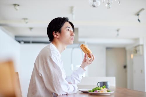 就職した息子への仕送り「月3万円」をやめようとしたら、「手取り20万円では生活できない」と言われました…。一人暮らしの社会人は、毎月どれくらい生活費がかかっているのでしょうか？