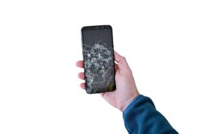 2年使ったスマホを返却しようとしたら、画面に“ヒビ”が入っているのを見つけてショック…！ 「残りの機種代は不要」と思っていましたが、追加でいくら支払うことになるのでしょうか？