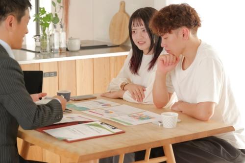 20代で加入した生命保険を、40代になった今もそのまま続けています。結婚して子どもも生まれましたが、生活が変わったら保障内容も見直したほうがよいのでしょうか？