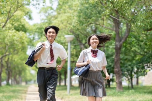 友人夫婦は子ども2人を私立に通わせ、毎年旅行にも行っています。「世帯年収1000万円」あれば、こんなにゆとりのある生活ができるのでしょうか?