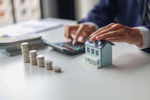 変動金利「0.5%→1.0%」に上昇!「5年ルールで返済額は上がらない」と思ったら、夫は「利息を多く払うだけ」と“300万円を繰上返済”の予定…わが家の判断は損ですか? 影響と注意点を解説