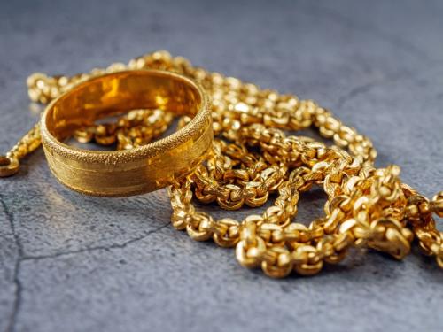 祖母の18金のネックレスを査定してもらったところ、1軒目は30万円、2軒目は34万円でした。同じネックレスなのに、買取業者によって査定額が違うのはなぜなのでしょうか？