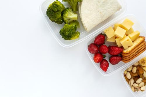 夫は毎日「800円」の外食ランチ、私は同額のお弁当を購入しています。もし食品の消費税率が「1％」になったら、年間240日で税負担にどれくらい差が出るのでしょうか？