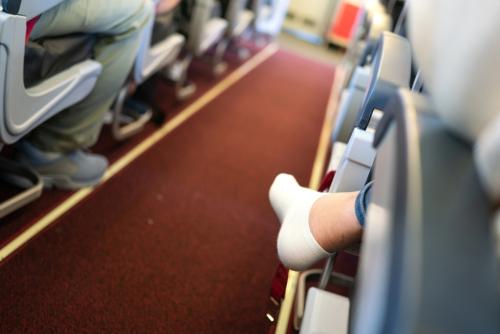 新幹線で“隣席”から「肘・ひざ」がはみ出し大迷惑！ SNS「1万4000円払ったのに、1万円分くらいしか使えてない」投稿に「地獄すぎ」「JR対策してほしい」の声も…“返金・座席の移動”は可能？ 対処法を確認