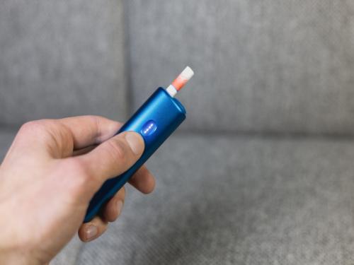 毎日「加熱式たばこ1箱」吸う夫。4月に続き10月も“たばこ税の見直し”で、愛用のプルームは1箱「40円アップ」！ 1年で“1万4600円”増えますが、さらに3年後「1箱30円」増える予定!? 増税の見通しを確認