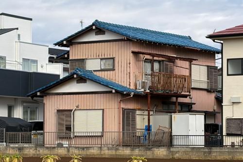父から相続した空き家に、毎年「18万円」の固定資産税が…。兄弟3人とも住む予定はありませんが、売却できるまで「1人6万円」ずつ負担しなければならないのでしょうか？