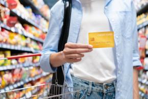 スーパーで「5000円」の買い物をカードで支払おうとすると、「カード払いは店のポイント対象外です」と言われました。現金ならポイントが付くのに、支払い方法によって対象外にしても問題ないのでしょうか?