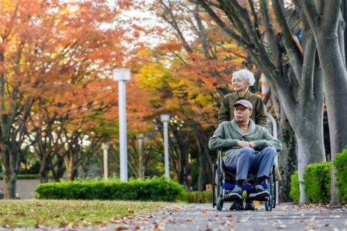 定年後は再雇用を断り、年金「月15万円」と貯金「2000万円」で暮らす予定です。家族は「働かないと足りなくなるのでは」と心配していますが、「2000万円」あっても再就職せずに暮らすのは難しいのでしょうか?