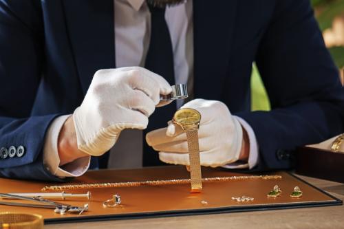 父から腕時計をもらい、後日査定に出すと「150万円」の価値があると判明! もらったときは高価な物だと知らなかったのですが、それでも「贈与税」はかかるのでしょうか?