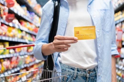 スーパーで「5000円」の買い物をカードで支払おうとすると、「カード払いは店のポイント対象外です」と言われました。現金ならポイントが付くのに、支払い方法によって対象外にしても問題ないのでしょうか?
