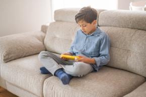 小5息子が「スイッチ持ってないと仲間外れにされる」と発言! 夫は「意地悪な子と仲良くしなくていい」と言いますが、息子いわく「男子の8割が持ってる」とのこと…6万円と高価でも、クラスに馴染めるなら“必要経費”ですか?