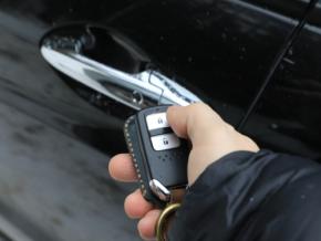 愛車の“ヴォクシー”の「スマートキー」を1本なくしたら、ディーラーで「新しいキーの登録で約5万円」と言われ仰天! 検索で“安い業者”も見かけましたが、ディーラーのほうが安心でしょうか? 費用を抑える方法