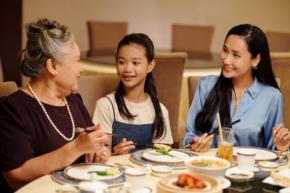 家族で外食し、帰宅後にレシートを見ると注文していない料理「800円分」が会計に含まれていてビックリ! その場で気づかなかった場合でも、返金してもらえるのでしょうか?