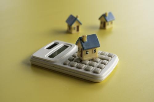 住宅ローン「3500万円」を“1.3%の変動金利”で組みたい! 夫は「2.0%になったら30年で428万円も増える」と“固定金利希望”ですが、実際そこまで上がるでしょうか?「固定・変動」の最適解とは