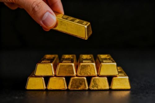 2023年「金ETFを80万円分」買った同僚から「1年で1.5倍、3年で2.6倍の208万円になった」と聞き、夫が昨年末「100万円分」購入→約1年で98万円の“元本割れ”にショック！ 金は安全資産じゃなかったの？
