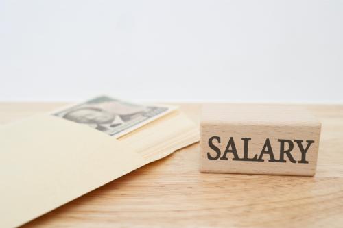 年収「800万円」の40代会社員です。友人からは「かなりもらっているほうじゃない?」と言われましたが、同年代の平均・中央値と比べると、実際どのくらいの水準なのでしょうか?