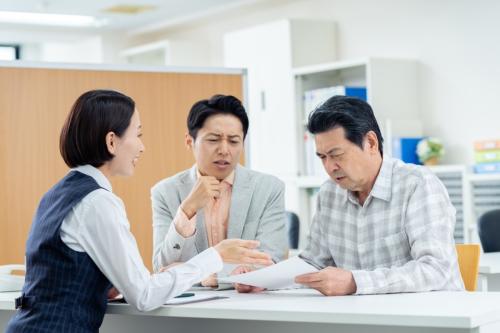 “退職金1000万円”を「米国高配当ETF」に投資すれば、年4％で「年間40万円の不労所得！」と期待する父…でもドル建て資産の相続は“米国の遺産税”がかかる場合も!?「円建て投信」のほうが安心ですか？ 注意点を確認