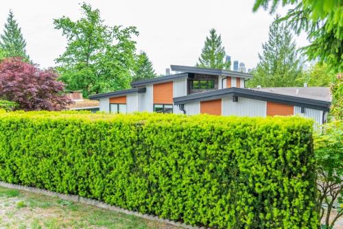 通学中の子どもが毎日マンション敷地を近道に使い、植栽の補修に「5万円」かかりました。夫は「地域の子どもだから仕方がない」と言いますが、年間「約200日」通られるなら今後も傷みそうです…地域への配慮と住民負担、どこで線を引くべきでしょうか?