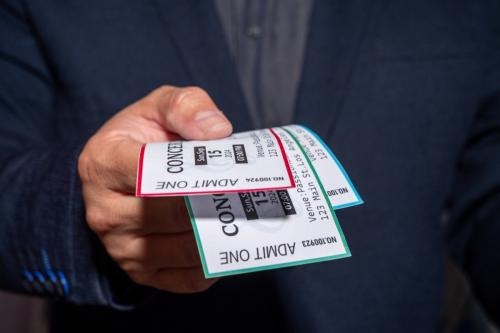 ライブに行けなくなった友人から、チケットを「定価＋手数料」で譲ってもらうことに。夫は「定価より高く買ったら転売になるのでは？」と心配していますが、手数料分の上乗せでも“不正転売”になるのでしょうか？