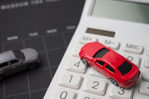 「300万円」の車を購入するか、「月々4万円」のカーリースにするか迷っています。5年間の支払総額はどのくらい違うのでしょうか？