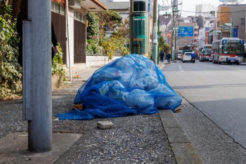 近所の人が前夜からゴミを出すたびカラスに荒らされ、防鳥ネットの買い替えに「6000円」、清掃用品にも年「1万円」ほど使っています。夫は「自治会で負担すればいい」と言いますが、原因を作っている人が払わなくてもよいのでしょうか？
