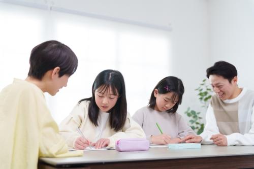 小学生の子どもが2人いて、習い事に月3万円ほどかかっています。子どもの習い事代は月いくらくらいが平均ですか?