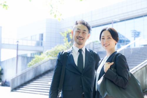 私の年収は450万円、結婚を考えている彼女は年収300万円です。結婚後も共働きの予定ですが、共働きで損する年収はありますか? 手取りが減りやすい年収の境目を教えてください。