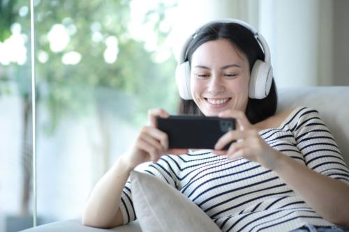 スマホの通信費に月6,500円程度、動画配信サービスに月2,000円程度で、毎月約8,500円ほど払っています。動画もよく見る家庭なら、このくらいの負担は一般的なのでしょうか？
