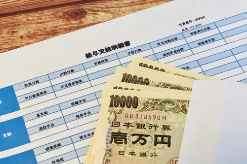 私は40代「課長」で年収「660万円」です。同年代の友人は大企業に勤めていますが「一般社員」のままなのに、年収「640万円」とのこと…。もしかしてこの先、友人のほうが年収は高くなってしまうのでしょうか？