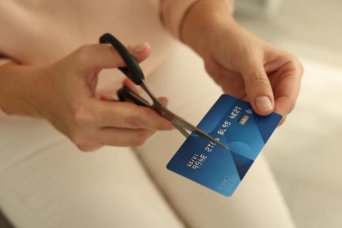 クレジットカードの更新を機に、母が古いカードを処分することに。「半分に切って捨てればいい」と言いますが、期限切れのカードとはいえ、それだけで安全に処分できるのでしょうか？