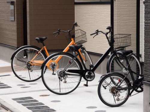 マンションの駐輪場に5年間置いている自転車に突然「撤去します」の紙が。管理会社から「登録シールがないため」と言われましたが、住民の自転車でも処分されてしまうのでしょうか？
