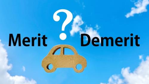 「新車に乗りたいけれど、まとまったお金を用意するのは難しい」と家族で話しています。カーリースとカーローンでは、毎月の支払い方や総額にどんな違いがあるのでしょうか?