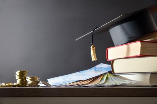 大学進学費用「500万円」を、妻が「オルカンで年7%なら3年でも100万円増える」といいますが、子どもはもう15歳…あと3年なら“暴落しても回復できない”ですし「預金のほうが安心」ですよね?