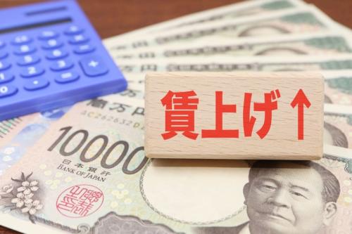 夫から「10年前より平均給料が増えているんだから、今のほうが豊かでしょ」と言われました。私は「でも1万円で買えるお米は4袋→1袋よ」と反論…実際、10年前と今ではどちらが“生活に余裕がある”のでしょうか?
