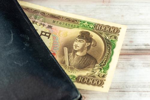 祖父の遺品で「聖徳太子の1万円札」を“80枚”発見!「カビで変色してても交換できる」と期待したら、銀行で「面積5分の2未満ならゼロ円」と言われ絶句…いくら残っていれば問題ない? 引換基準を確認