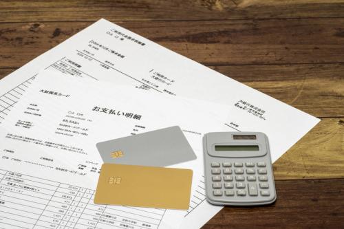 「プラチナカードを持ってみたかった」と、見栄でカードを作った夫。旅行には年に数えるほどしか行かず、コンシェルジュサービスも使うか分かりません…。年会費「約3万円」も払って、果たして元は取れるのでしょうか?