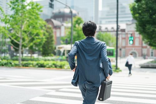 夫が休日出勤したところ、会社から「代休を取って」と指示されたそうです。私は「休みより手当をもらうほうが得では?」と思うのですが、代休を取る場合と取らない場合では、給与の扱いはどう違うのでしょうか?