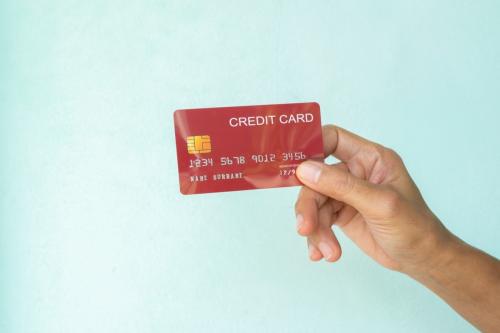 「10年以上」持っているクレジットカードを、今はほとんど使わないので解約する予定です。ところが友人から「長く使っていたカードを解約すると信用情報に傷がつくよ」と言われて不安に…。本当に解約するだけで影響があるのでしょうか?