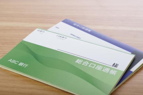 実家を売却するため片づけていたら、両親それぞれの「繰越済み通帳」が50冊以上出てきました…。本人たちは健在ですが、今のうちに処分しても問題ないでしょうか?