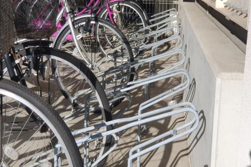 駅前の駐輪場で風にあおられた自転車が倒れ、隣に停めてあった1台に傷が…。持ち主から修理費「2万円」を請求されましたが、夫は「不可抗力だよ」と言います。修理代を負担する必要はあるのでしょうか？