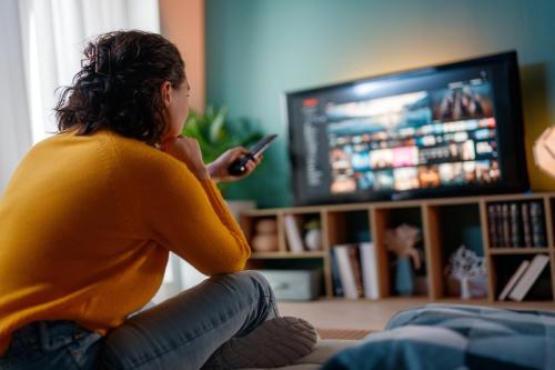 テレビのアンテナを外し、今は「YouTubeとNetflix」しか見ていないわが家。夫は「NHK受信料はもう不要でしょ」と言いますが、訪問員から「テレビがあるなら契約が必要」と言われた場合、支払う義務はあるのでしょうか?