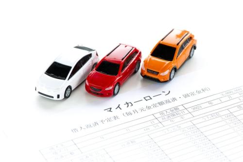 「頭金なしで新車に乗りたい」と考えています。カーリースとマイカーローンでは、毎月の負担にどのような違いがありますか?