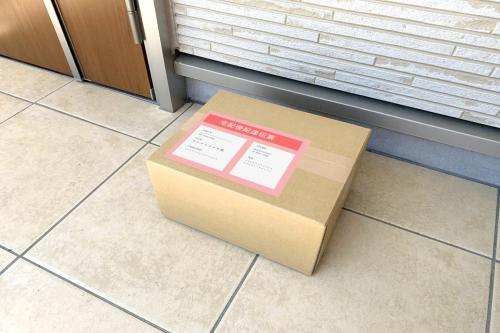 在宅を気にしなくていいからと「置き配」にしてもらった荷物。朝から大雨だったにもかかわらず、屋根もない玄関先に雨ざらしで放置されており、箱を開けたら中までびしょ濡れ…。これって配送業者に補償してもらえないんでしょうか?