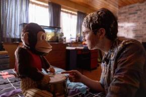 スティーブン・キング原作、猿がドラム叩けば人が死ぬ『THE MONKEY／ザ・モンキー』えらいことになってる場面写真［ホラー通信］