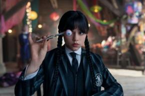 Netflix「ウェンズデー」監督を志すジェナ・オルテガが主演&S2からプロデューサーも兼任! 師ティム・バートンとの現場製作で掴んだ手応えとは?