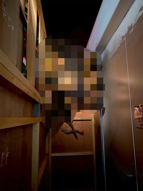 セットの死角に説明のない怪異がいた……（モザイク処理）