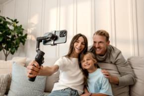 DJIがApple DockKitに対応したスマホジンバル「Osmo Mobile 8」を発売